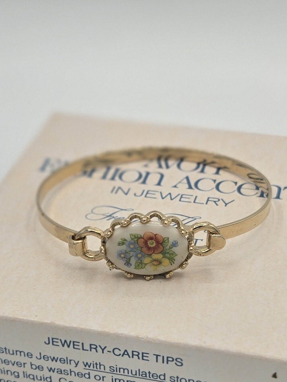 Vintage 1975 AVON French Flowers Porcelain Gold Tone Bangle Bracelet with Box. - Picture 2 of 6